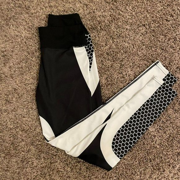 Unbranded Women's Gray, Black & White Pattern Crop Jeggings  Free Size - Picture 3 of 10